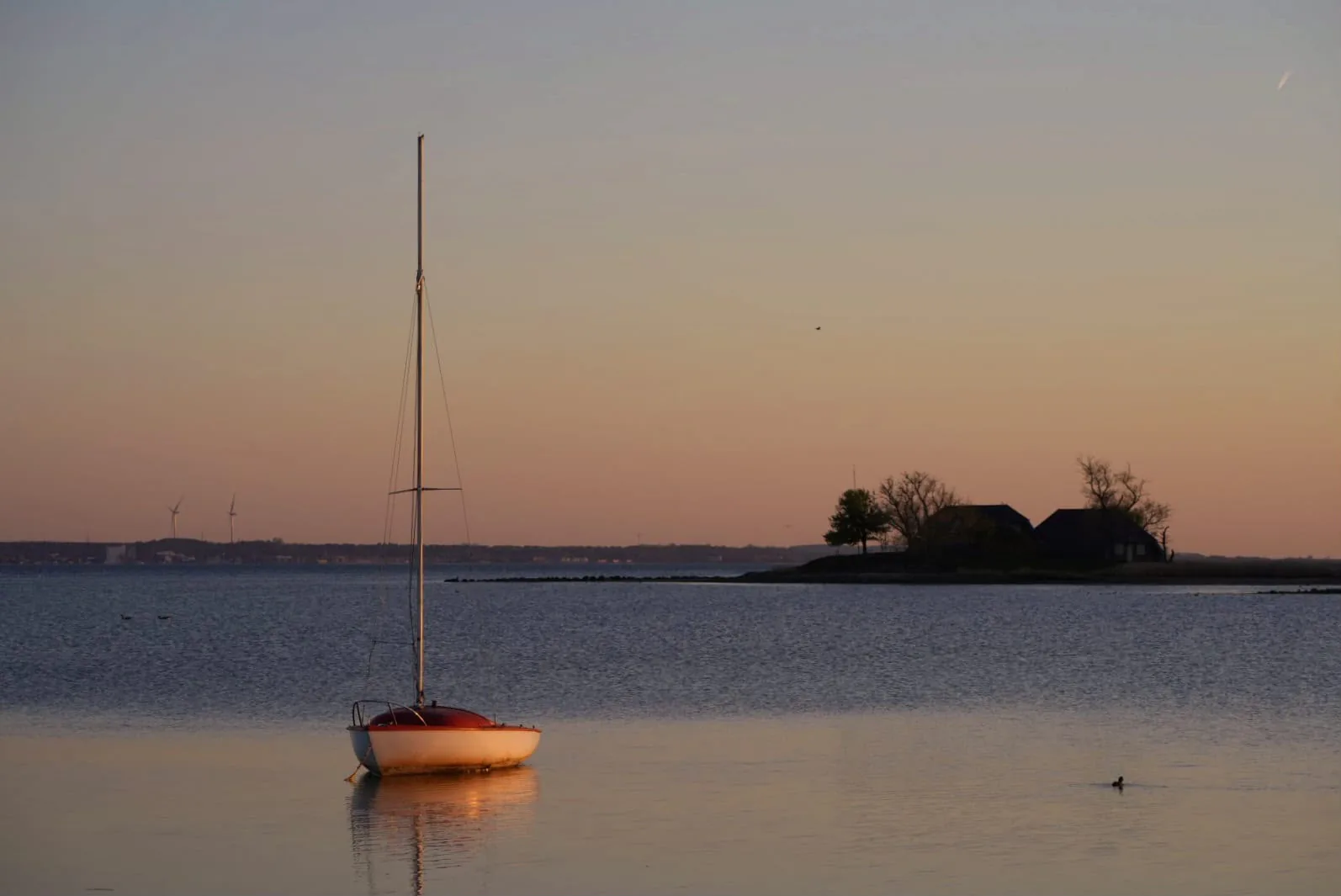 Segelboot in ruhigem Wasser vor der Küste von Fehmarn